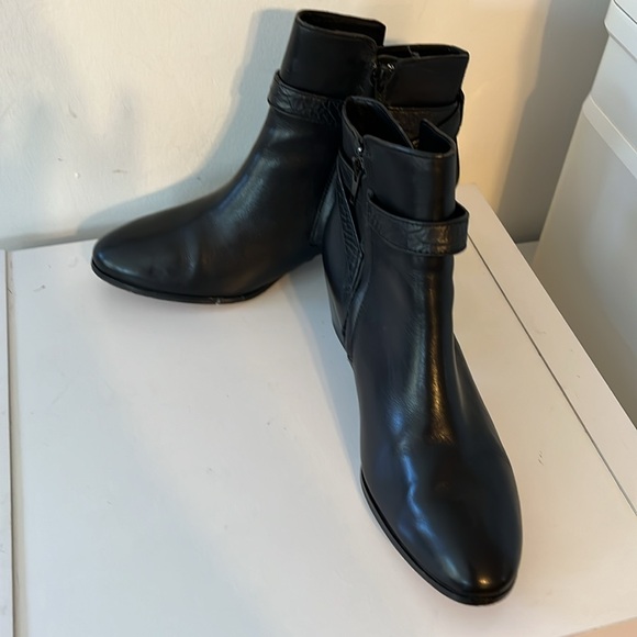 COACH PAULINA BLACK LEATHER ANKLE BOOTS EMBOSSED SNAKE BELT SIZE 7.5 - Picture 2 of 9